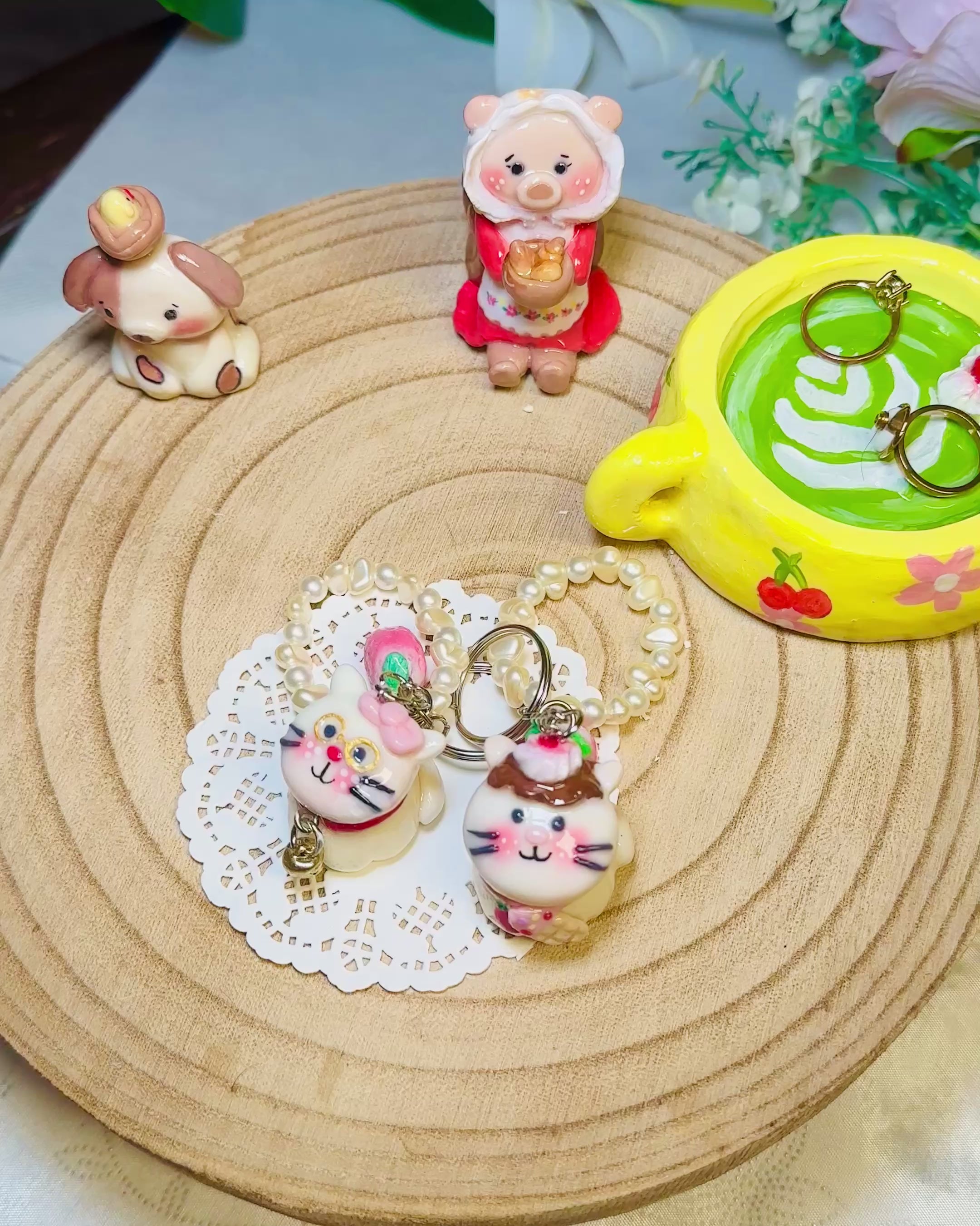 Study Buddy Cat Keychain🐱🔎📚- Cute Accessory